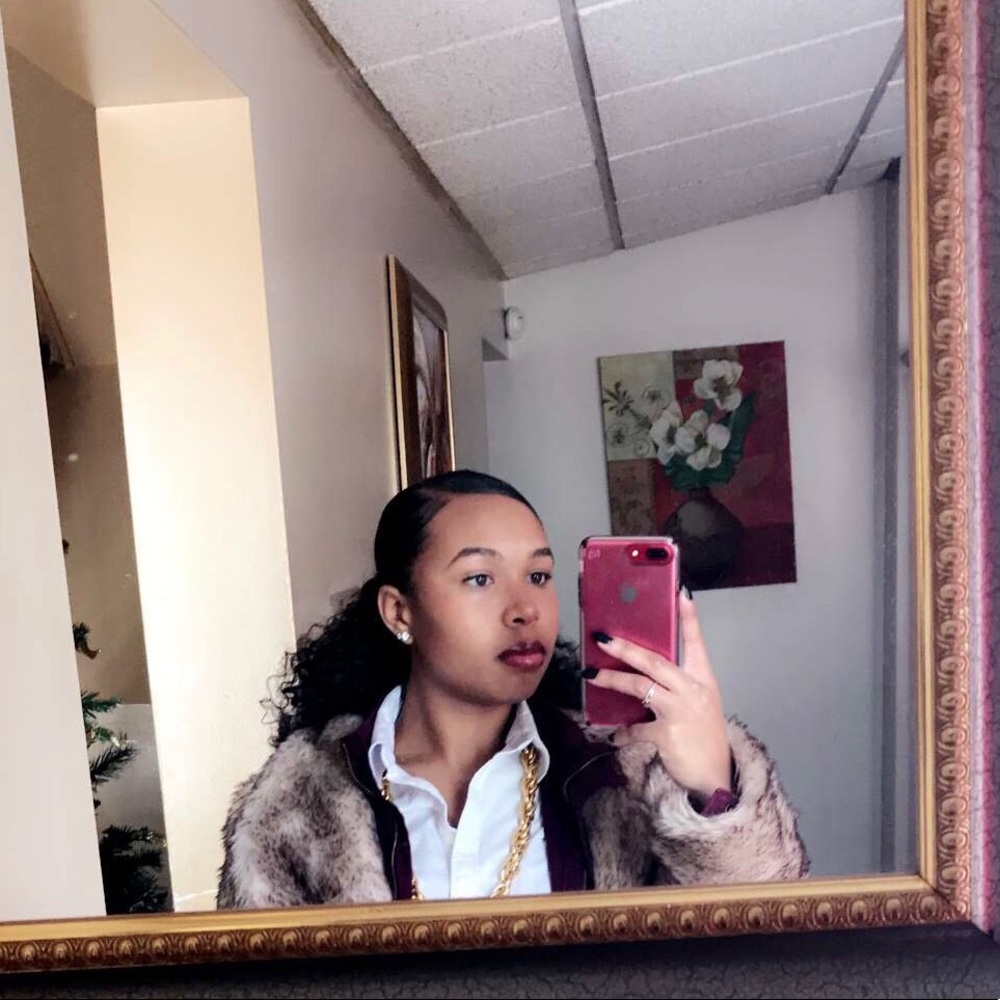 Meet your Posher, Malika